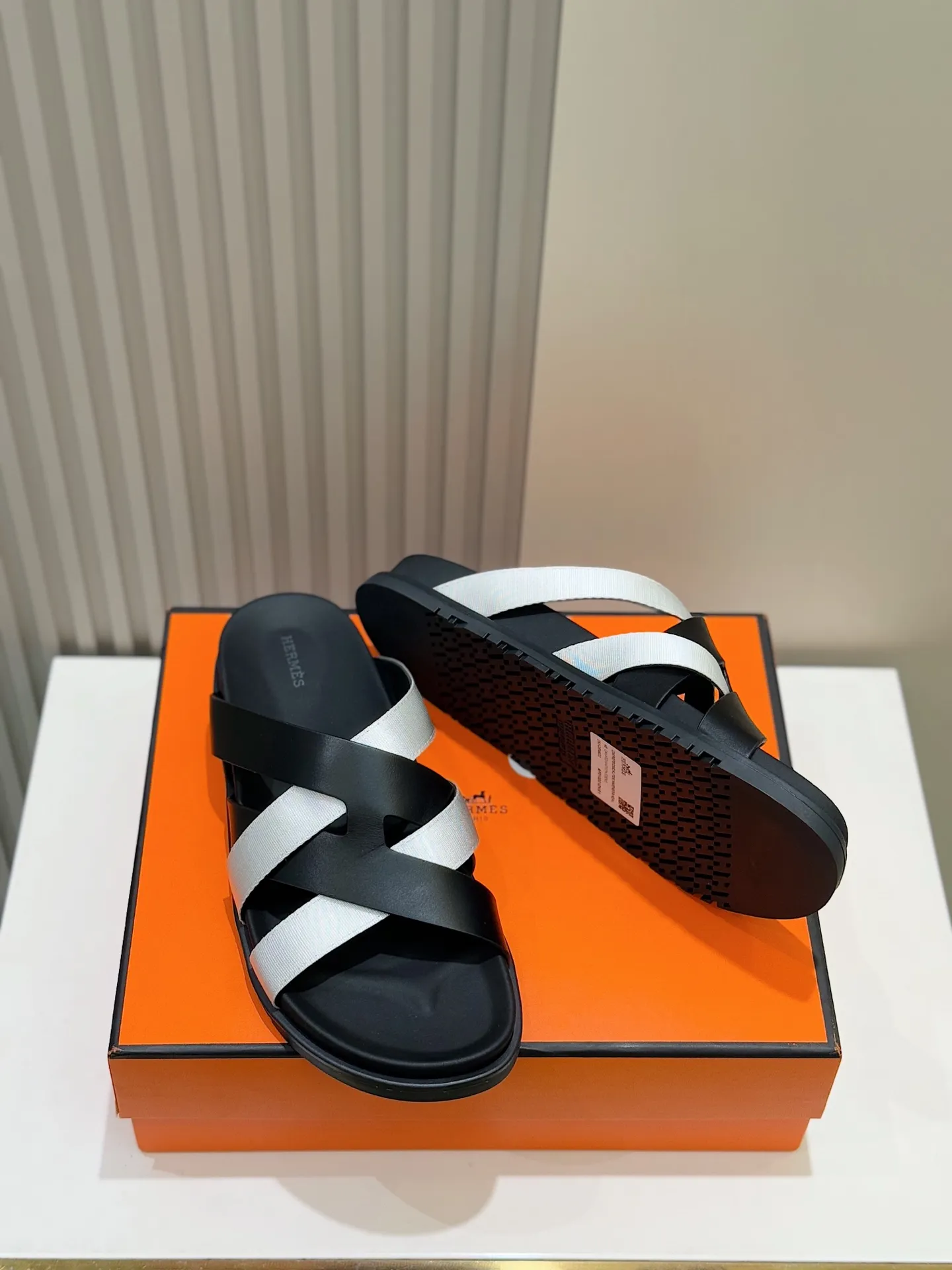 p300💰Men's Shoes Hermes Men's Kazimir Slippers - Top quality woven calfskin functional sandals with an intertwined upper inspired by the "H" iconic pattern to create a casual look, perfect for summer. Imported cowhide + cowhide lining + rubber outsole Size: 39-44 (customized at 38.45.46)